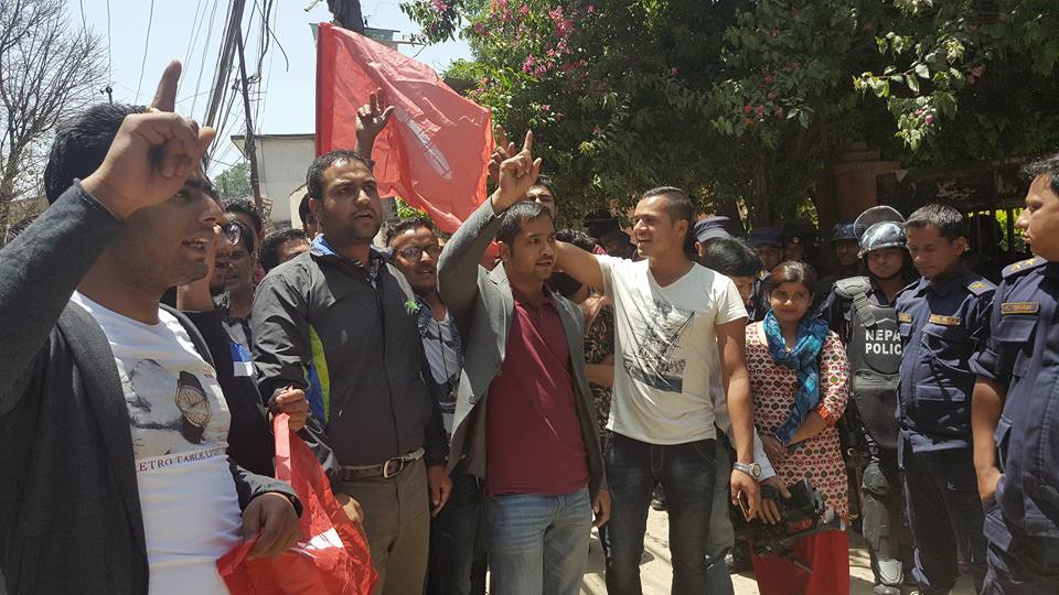 शुल्क बढाएको विरोधमा विद्यार्थी आन्दोलित