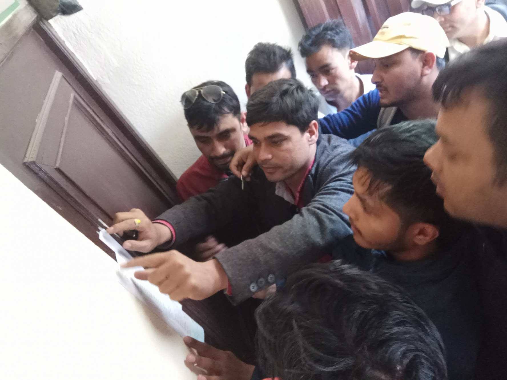 चर्को शुल्क लिने रातो बंगलासहितका दुई सय विद्यालयमा तालाबन्दी (सूचीसहित)
