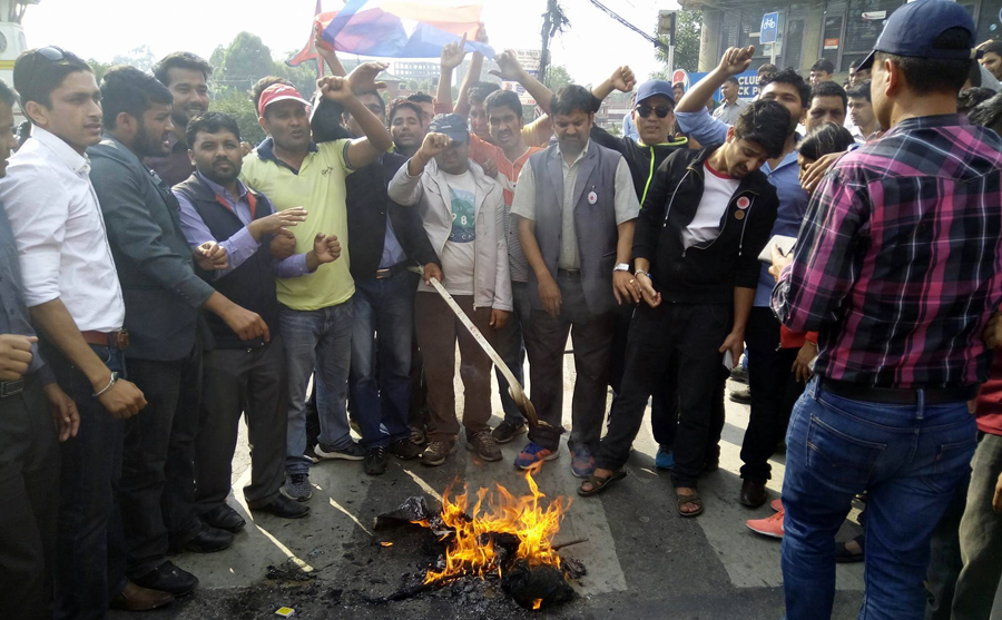 आयोगको निरंकुशताका विरुद्ध आन्दोलन छेड्ने अनेरास्ववियु र युवा संघको चेतावनी 