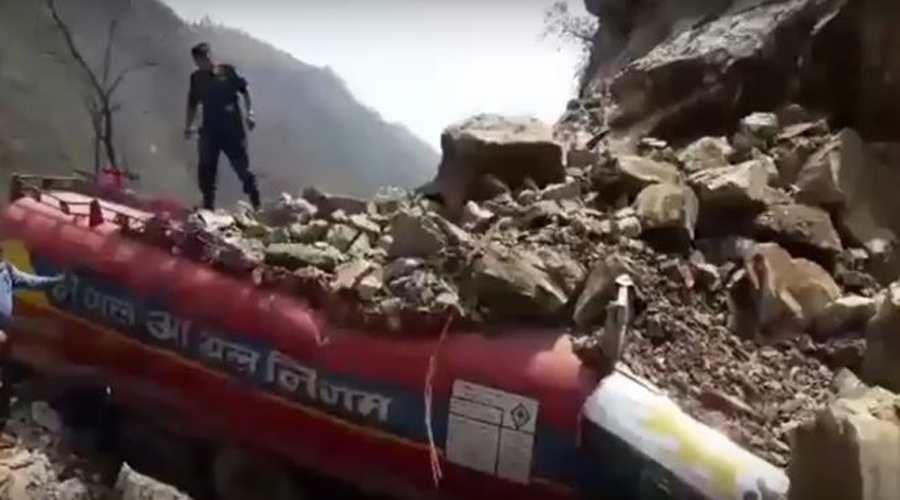 चितवनमा सुख्खा पहिरोले दुईको ज्यान लियो, राजमार्ग अबरुद्ध 