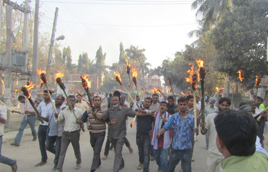 अराजक बन्दै मधेसी मोर्चाका कार्यकर्ता, एमाले नेताको घरमा तोडफोड