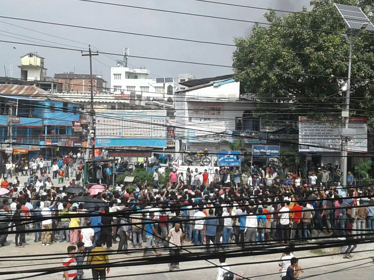 प्रहरीको गोलीबाट झापामा दुईको मृत्यु, बिर्तामोडमा अनिश्चितकालीन कर्फ्यु 