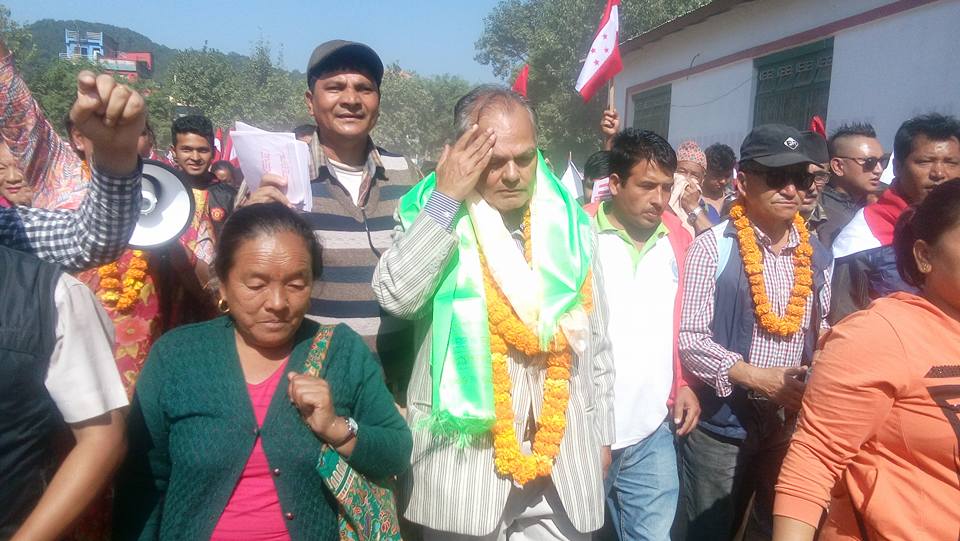 पौडेलविरुद्ध कांग्रेस नेता जोशीद्वारा हजाराैँको जुलुससहित उम्मेदवारी दर्ता (फोटो फिचर)