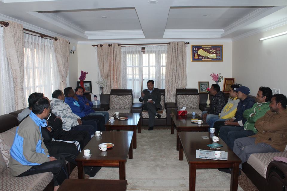 हरि खड्कासहितका खेलाडी इश्वर पोखरेलको प्रचारमा 