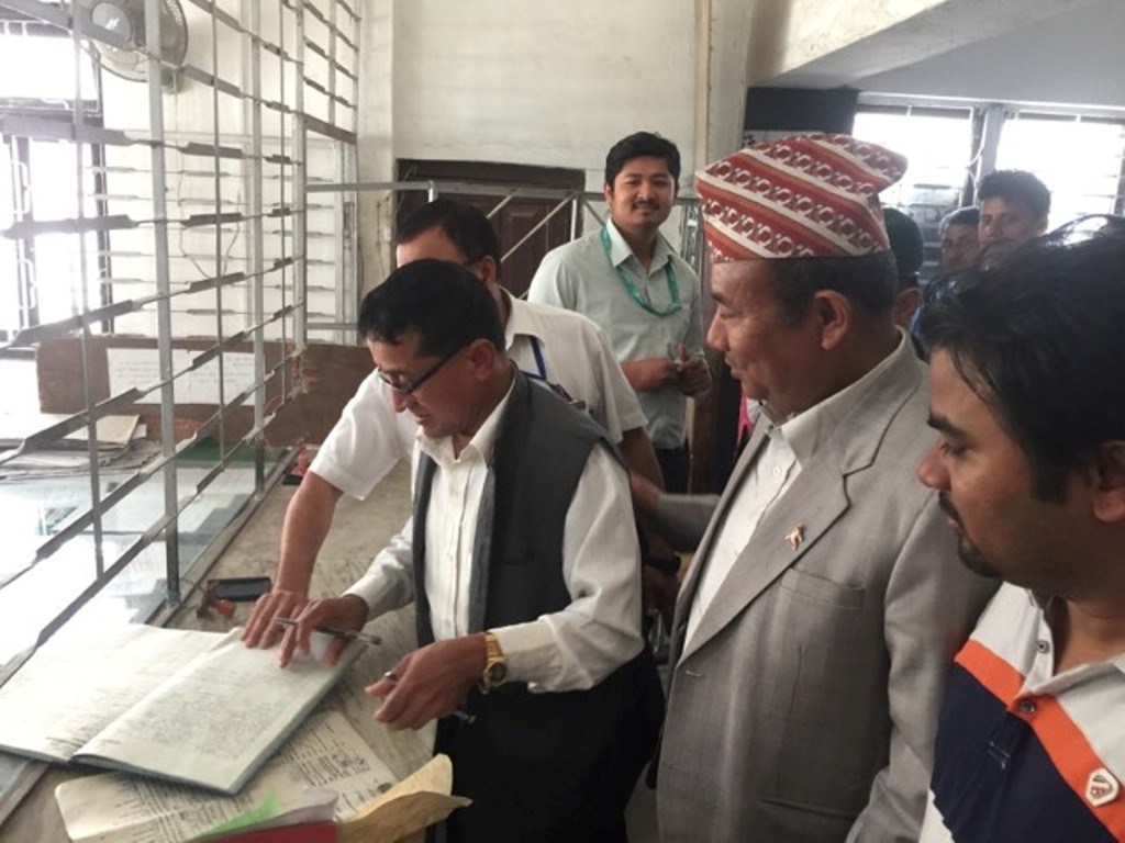 भूमिव्यवस्थामन्त्री लामाले गरे मालपोत र नापी कार्यालय भरतपुरको आकस्मिक निरिक्षण