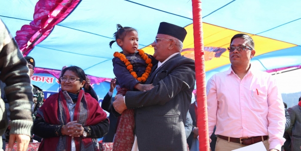 प्रधानमन्त्री अोलीले मधेसका विपन्न बालिकालार्इ विद्यालयमा पुराउँछु भन्थे, हिमाली गाउँकी छोरीलार्इ भर्ना गराए