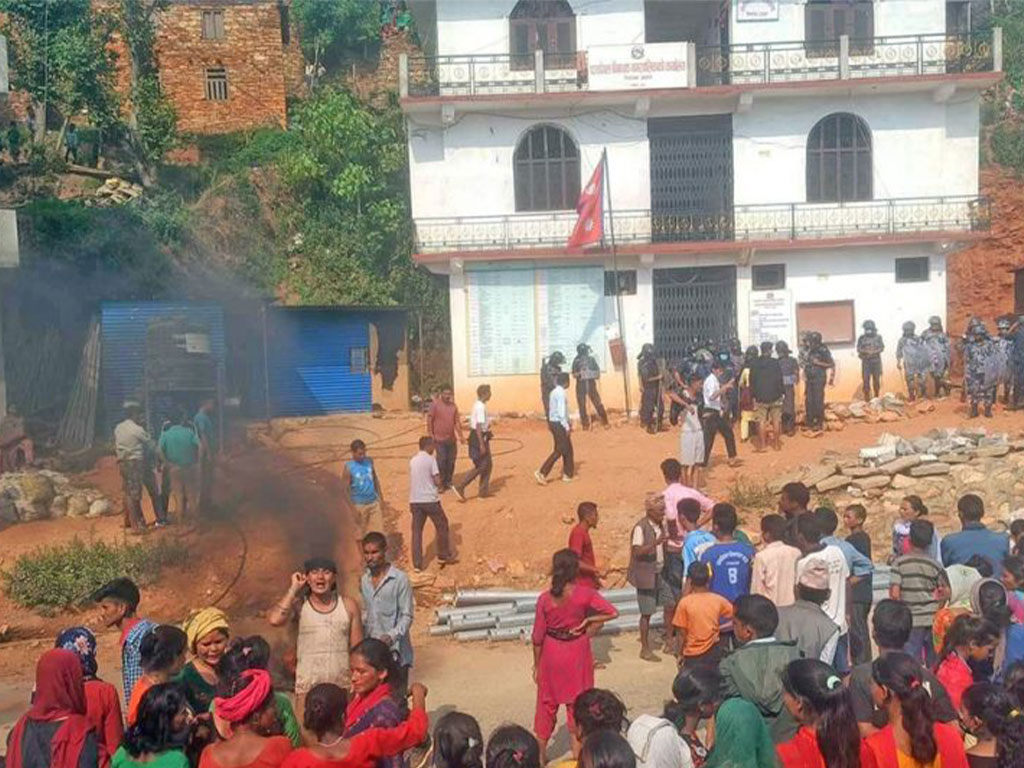 अछाममा मृत भेटिएका किशोरको शव अझै उठाइएन, स्थानीयको अवरोध कायमै