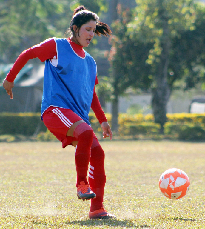 नेपाली फुटबलर अनिता र सावित्राले मालदिभ्सको क्लबबाट खेल्ने