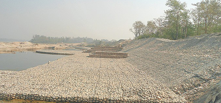 पैसाको कारण बबई र कर्णाली तटबन्धको काम रोकियो