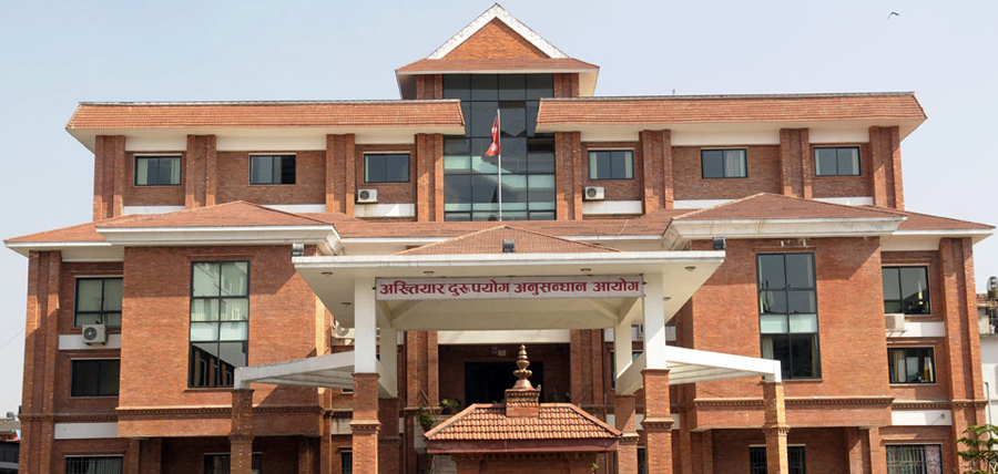 नक्कली पत्रले लाइसेन्स नेपालीकरण गर्ने यातायातका दुई कर्मचारी पक्राउ 