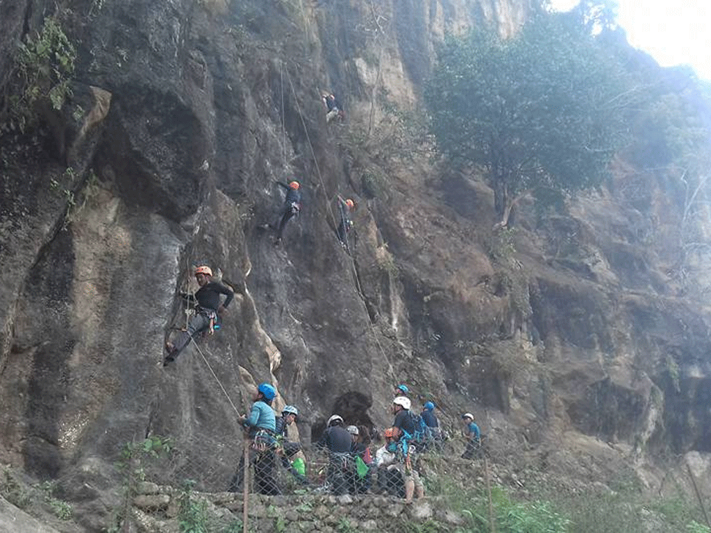 बन्दीपुरको चुनपहरामा चट्टान आरोहण