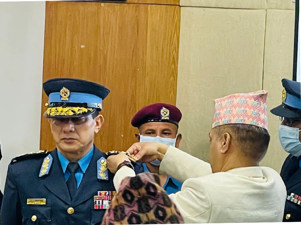नवनियुक्त आइजिपी धिरज प्रताप सिंहलाई दर्ज्यानी चिन्ह प्रदान