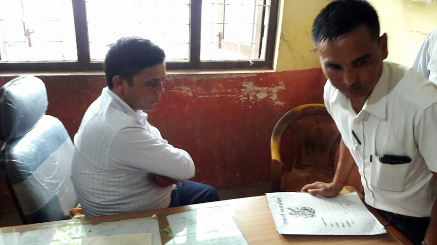 ३० हजार घुससहित यसरी समातिए सुर्खेतका मालपोत अधिकृत (फोटोफिचर)