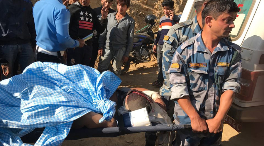 दुई छुट्टाछुट्टै दुर्घटनामा १८ जनाको मृत्यु 