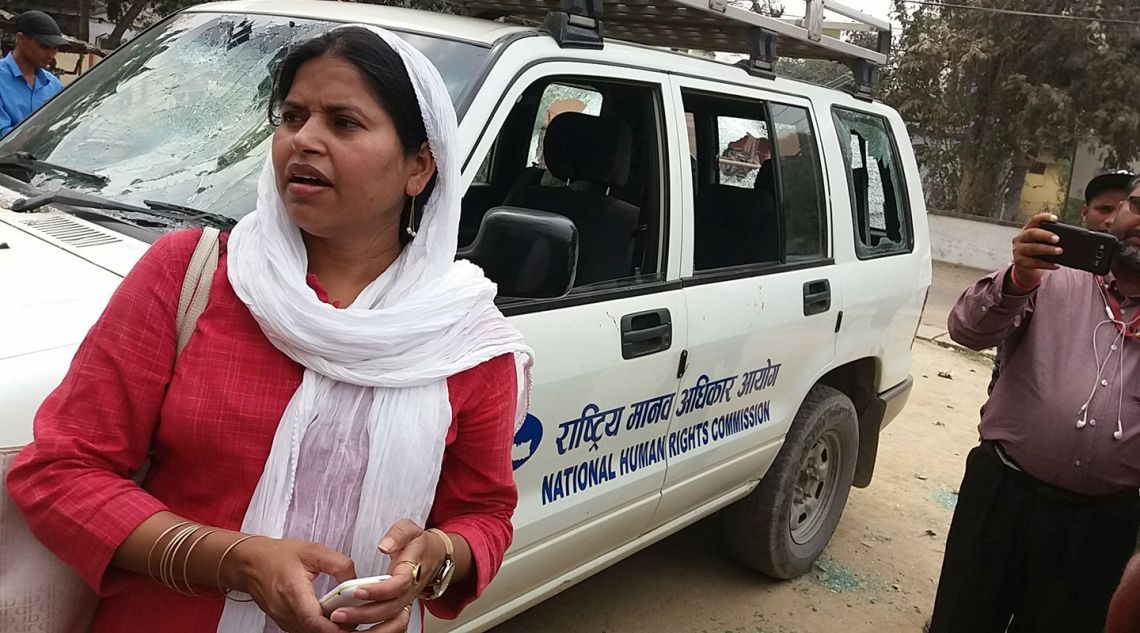 मोर्चाका कार्यकर्ताले मानवअधिकार अायोगको गाडी फुटाए, सदस्य अन्सारी सकुशल