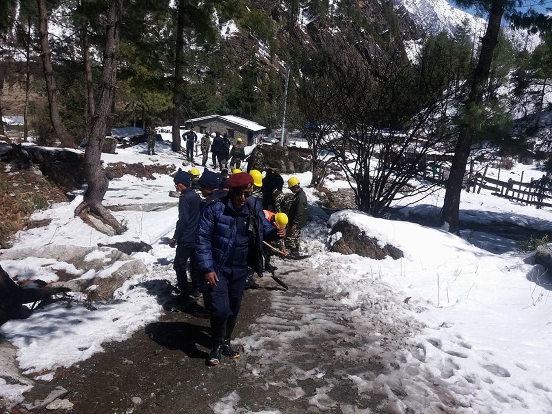 सेना र प्रहरीको सहयोगमा सडकको हिउँ पन्छाइयो