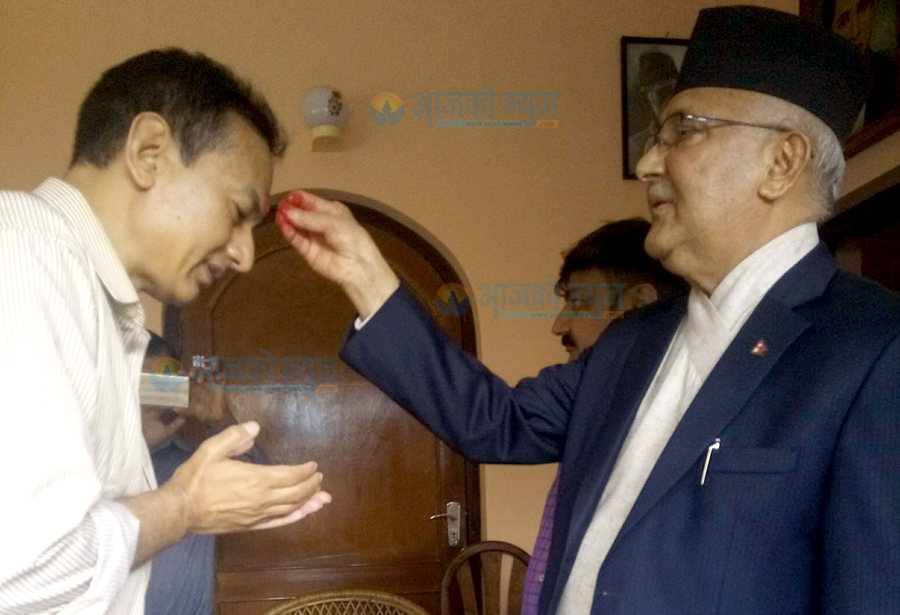 दशैँको अन्तिम दिन ओलीको हातबाट टिका र जमरा थाप्न डिआइजी सिलवाल बालकोटमा (फोटोफिचर)