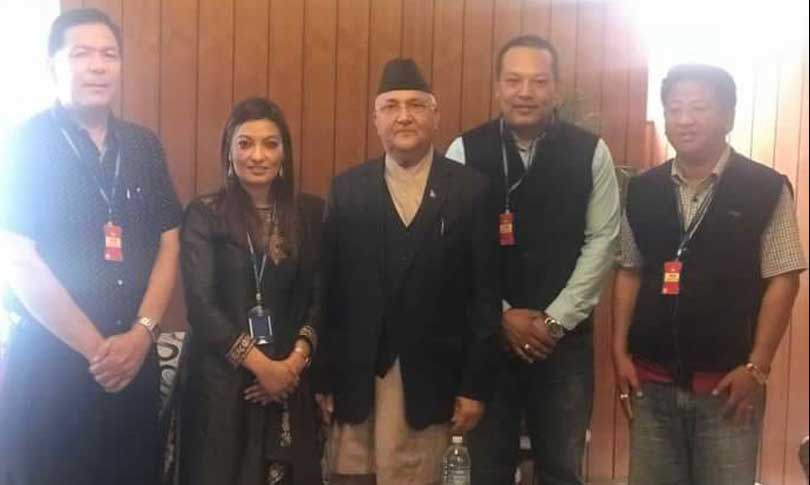 प्रधानमन्त्री अोलीलार्इ साक्षी राखेर नविना लामाले प्रेमलार्इ विवाहमा परिणत गर्दै