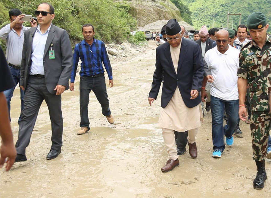 हिलो सडकमा प्रधानमन्त्री शेरबहादुर देउवा (फोटो फिचर)