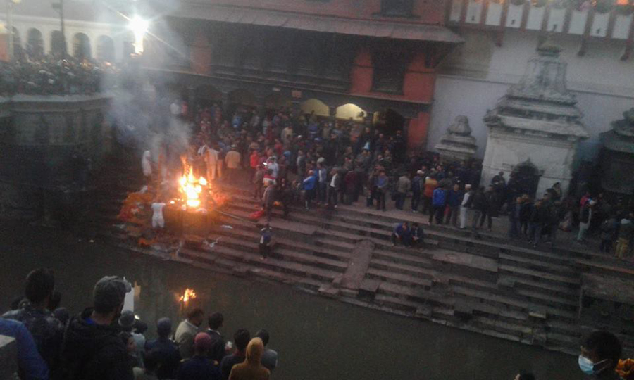 हजारौँ शुभचिन्तकका अघि यसरी धुँवामा लिन भए प्रकाश (फोटोफिचर)