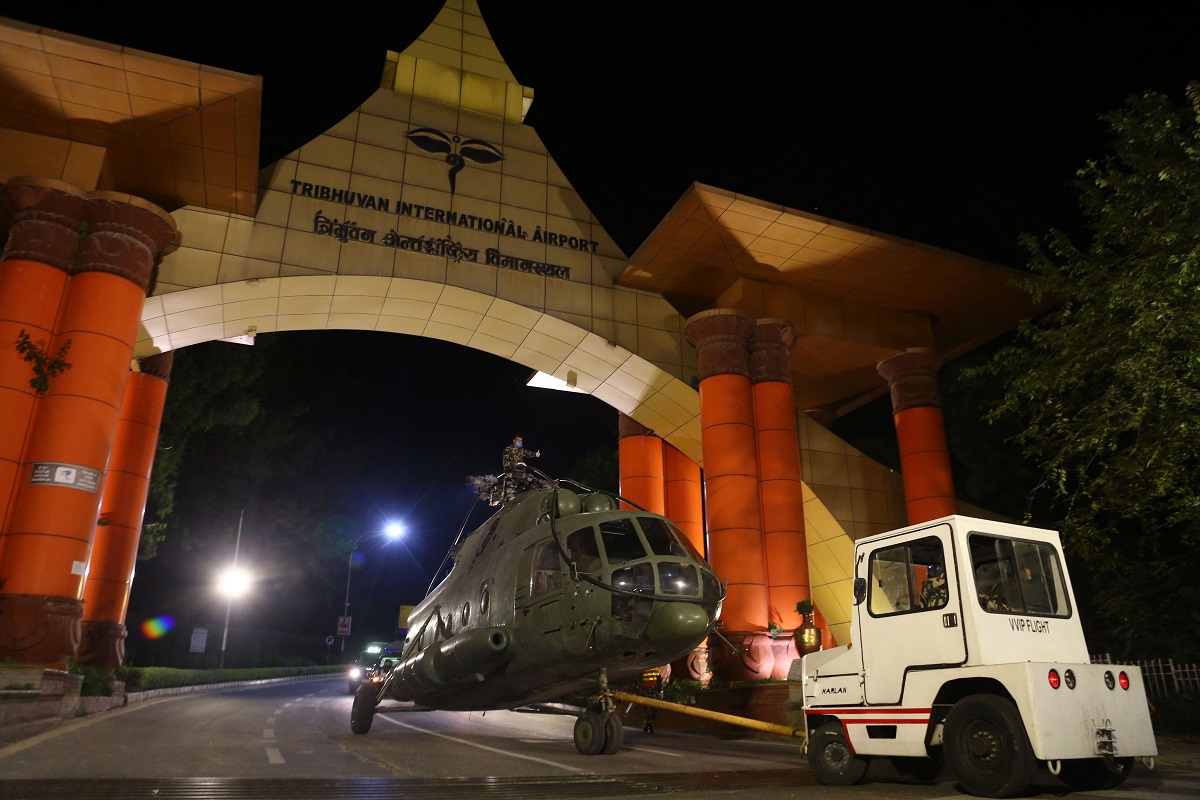 रात परेपछि सेनाको हेलिकप्टर सडकमा गुडाएर खरिपाटी लगियो (फोटो फिचर)