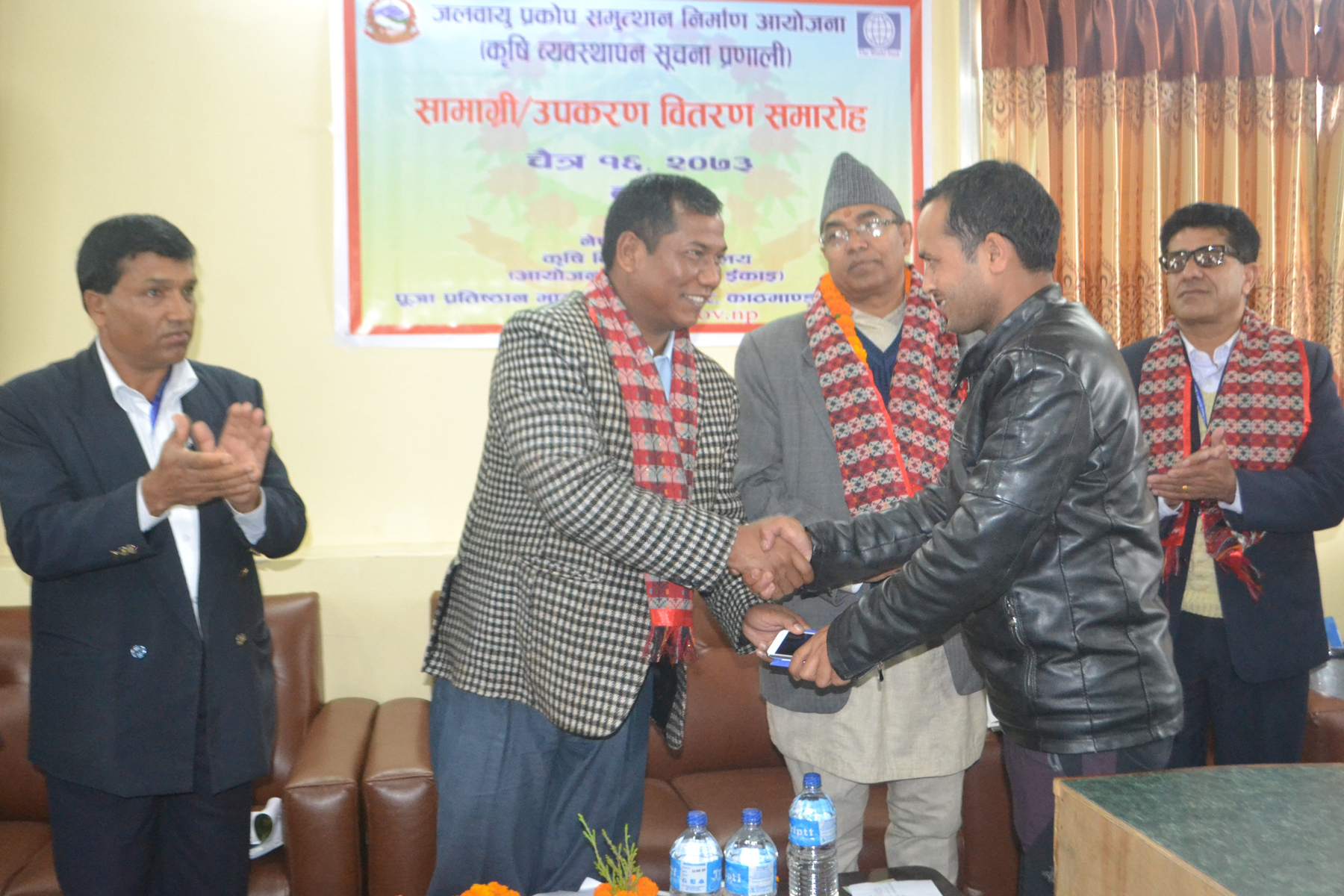 काभ्रेका किसानलाई सिमसहितको उपकरण वितरण
