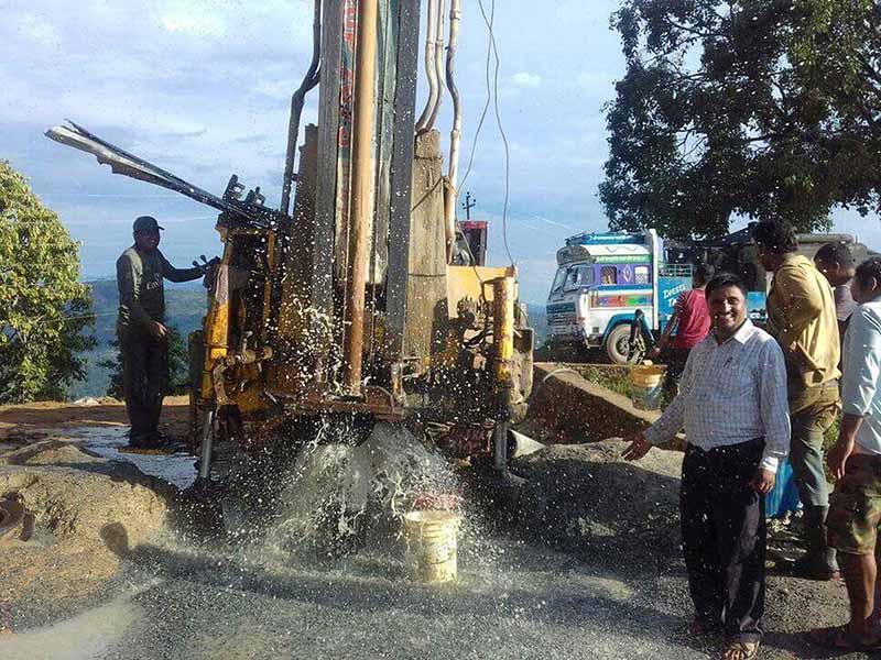 इलामको पहाडमा पहिलोपटक बोरिङ प्रणालीमार्फत पानी