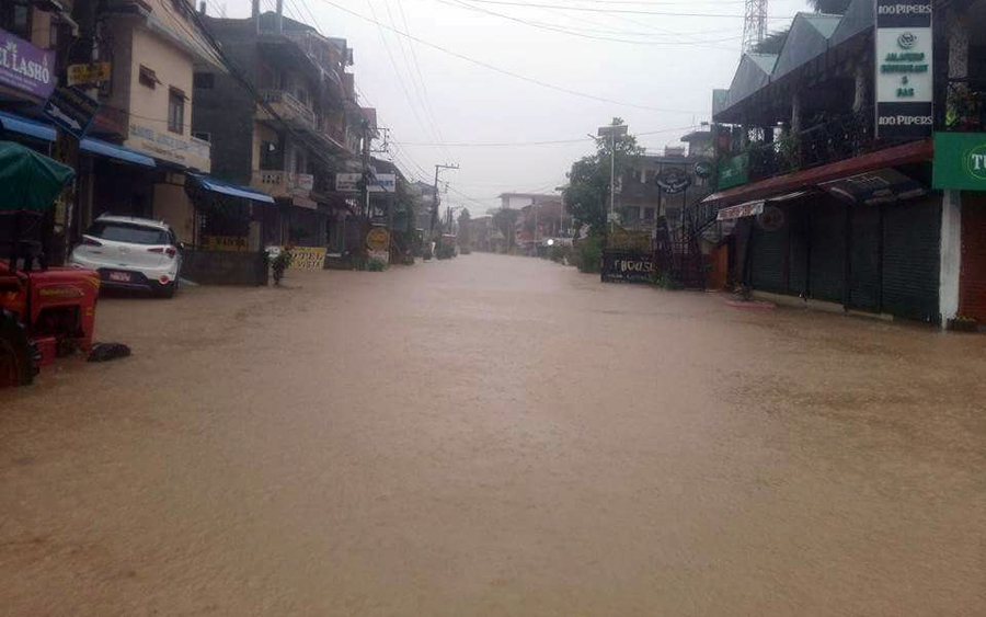 चितवनमा २०५९ यताकै ठूलो बाढी, सौराहाका होटल डुबे