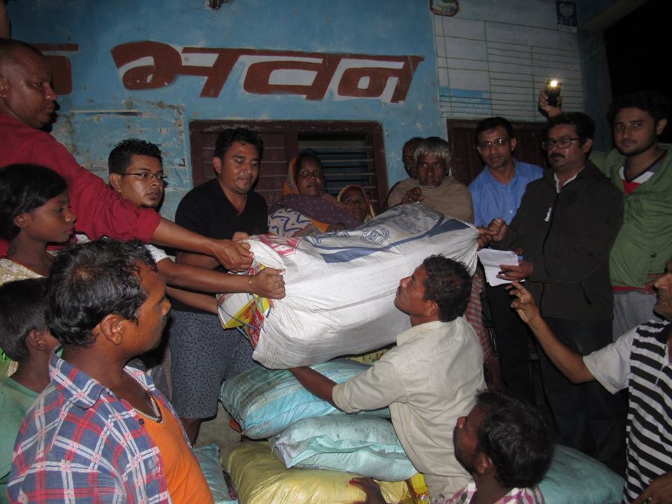महोत्तरीमा सितारामले राहत बितरण गरे