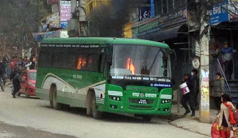 काठमाडाैँको बालाजुमा विप्लव माअोवादीका कार्याकर्ताले साझा बस जलाए