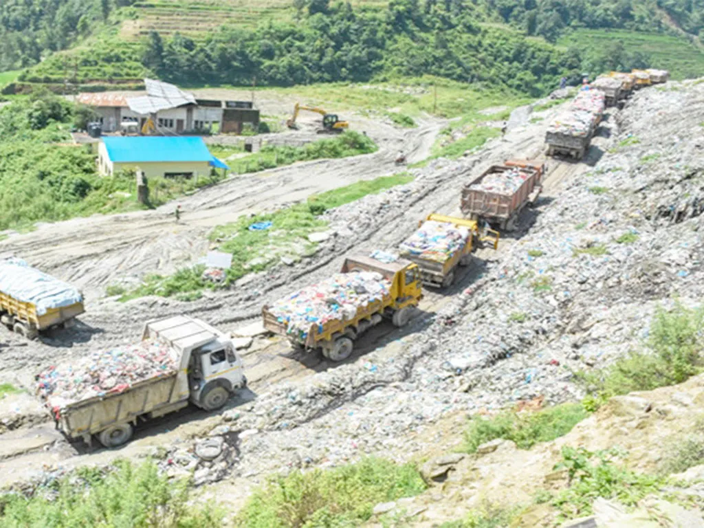 काठमाडौँको फोहोर बोकेका गाडी अज्ञात समूहद्वारा तोडफोड