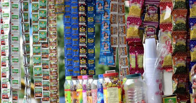 इजाजतबिना सुर्तीजन्य पदार्थ बिक्री गरे कारबाही 