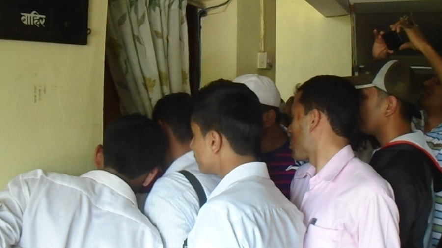 आर्थिक अनियमितताविरुद्ध विद्यार्थीद्वारा कलेजमा तालाबन्दी