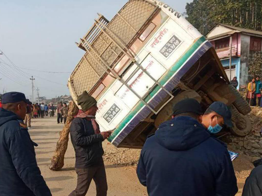 मकवानपुरमा यात्रुवाहक बस दुर्घटना, ३० जना घाइते