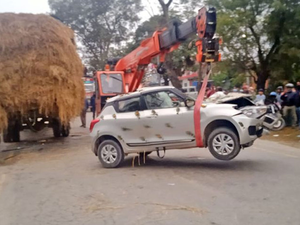 सडकमा रोकिराखेको ट्रकमा कार ठोक्किंदा ३ जनाको मृत्यु