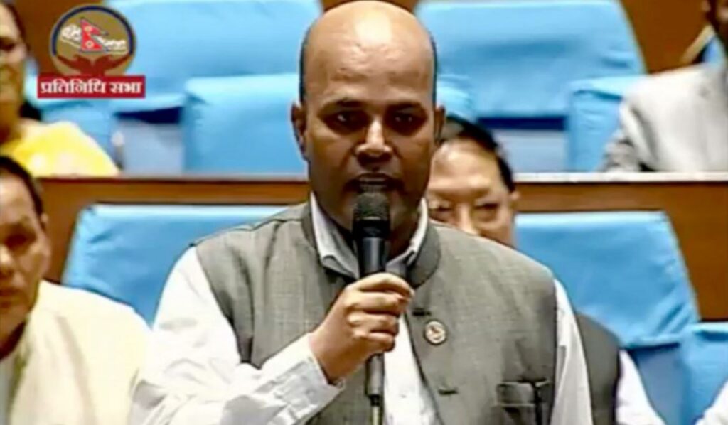 जनता राज्यको प्राथमिकतामा नपरेको सांसद सिंहको गुनासो : भीआईपी परम्परा अन्त्य गर्न माग 