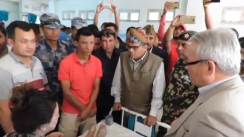प्रहरीले एसिड खनाएपछि घाइते भएकी कल्पनाले गृहमन्त्री सामु पोखिन् यस्तो गुनासो