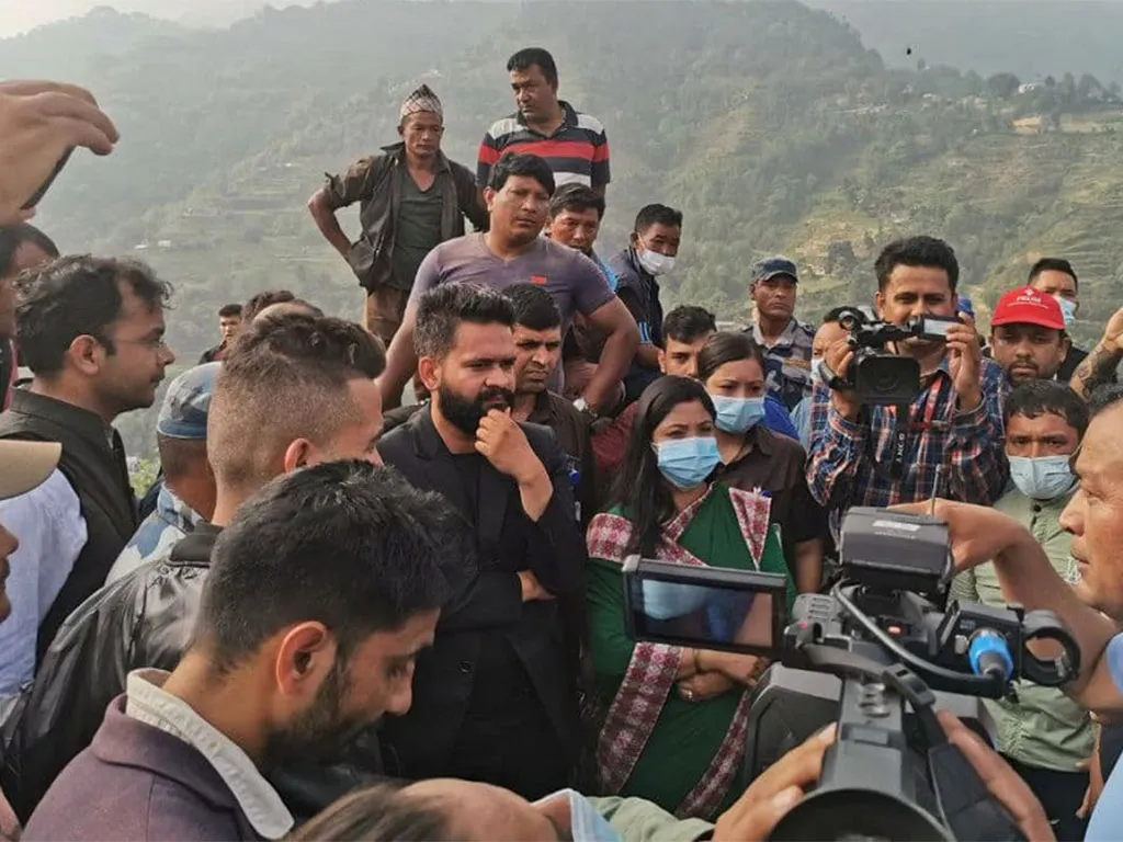 बालेन साह र सुनिता डङ्गोल पुगे सिसडोल, फोहोर व्यवस्थापनबारे सुनाए यस्तो आइडिया
