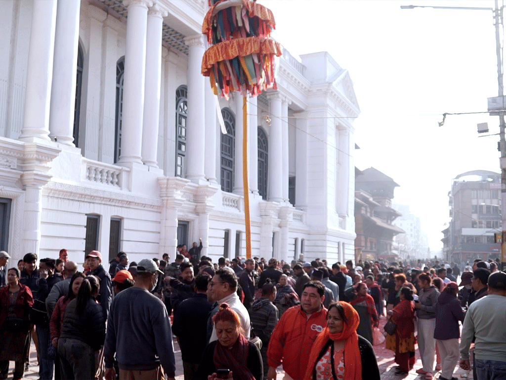 वसन्तपुरमा ठड्याइयो चीर, रङको पर्व होली सुरु