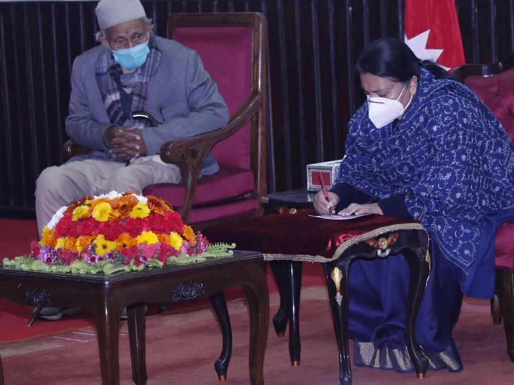 राष्ट्रपतिबाट सत्यमोहन जोशीको तस्वीराङ्कित हुलाक टिकटमा टाँचा प्रदान