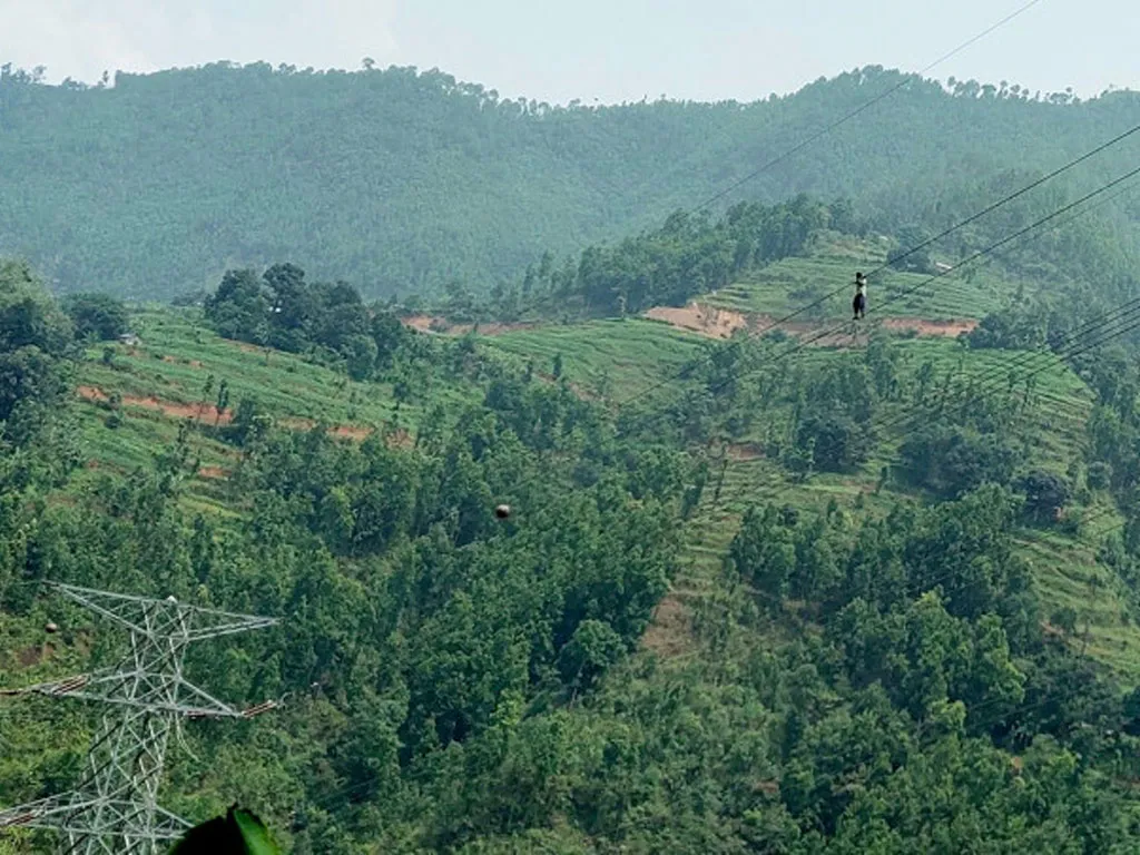 प्रशारण लाइनमा चढेका व्यक्तिको हेलिकप्टरबाट उद्धार गर्न सेनालाई मन्त्री भुसालको आग्रह