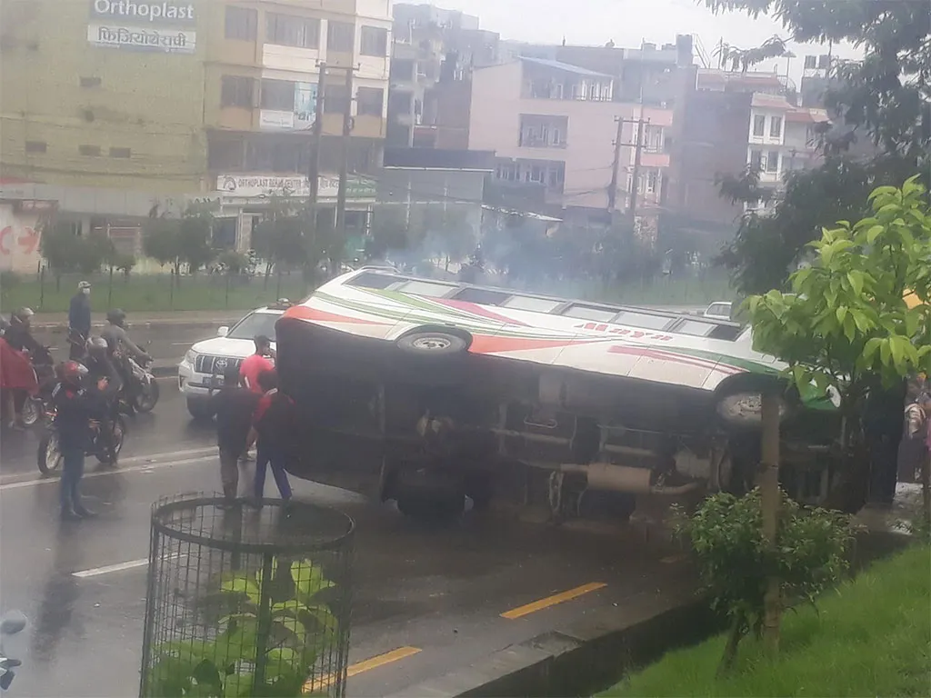 ग्वार्कोमा गुडिरहेको बस ट्याक्सीमाथि पल्टियो, तीन जना घाइते