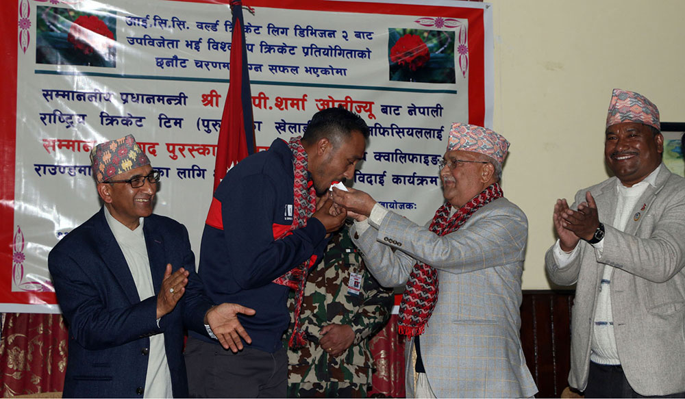 क्रिकेट खेलाडीलाई प्रधानमन्त्रीको जन्मदिनको केकसहित जनही ४ लाख