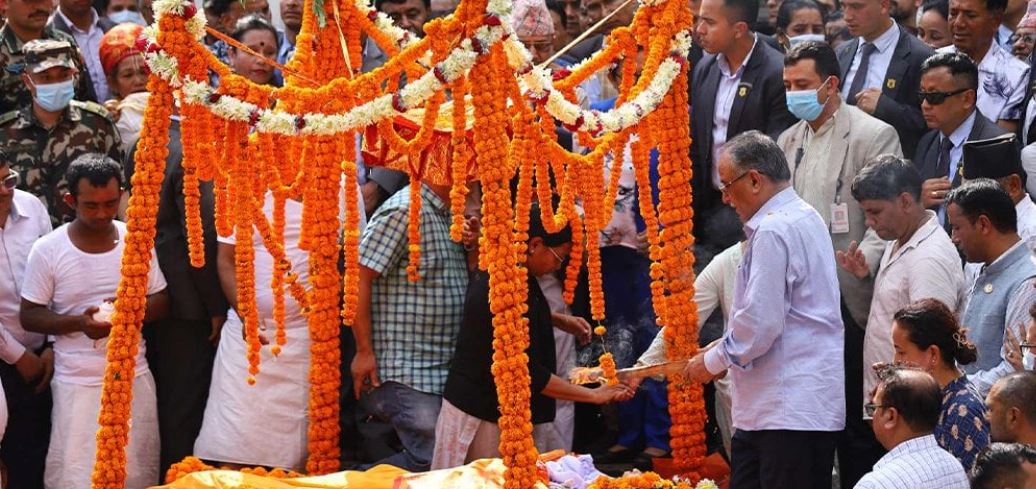 प्रधानमन्त्री प्रचण्डले दिए पत्नी सीतालाई दागबत्ती