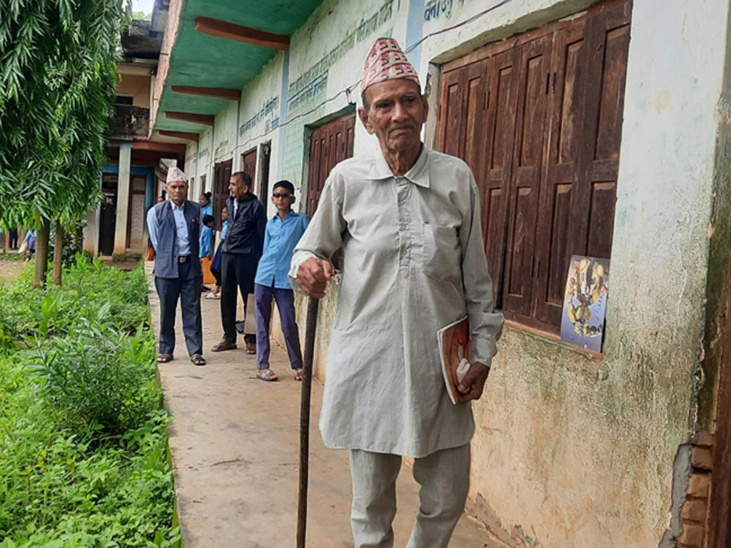 ९० वर्षीय डाँगीलाई विद्यालय जान उमेरले छेकेन