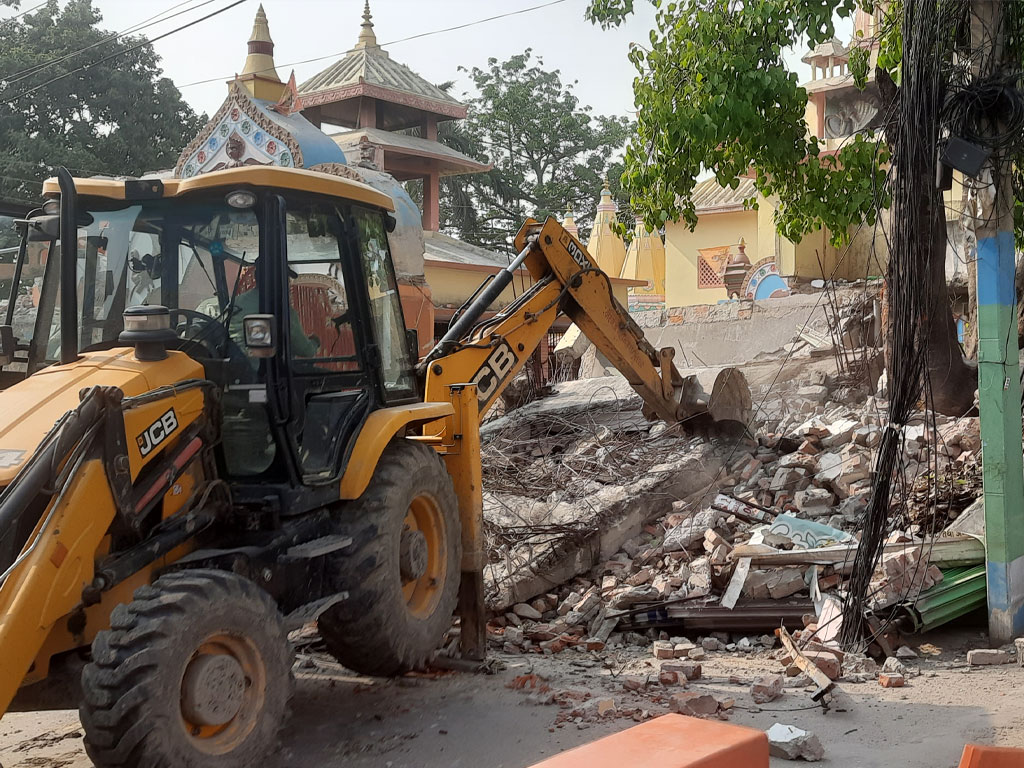 वीरगञ्ज महानगरले अनधिकृत सटर भत्कायो