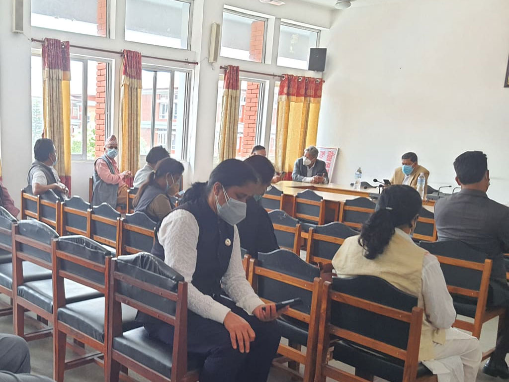 संसद् विघटनविरुद्ध हस्ताक्षर सङ्कलन गर्दै सांसदहरू
