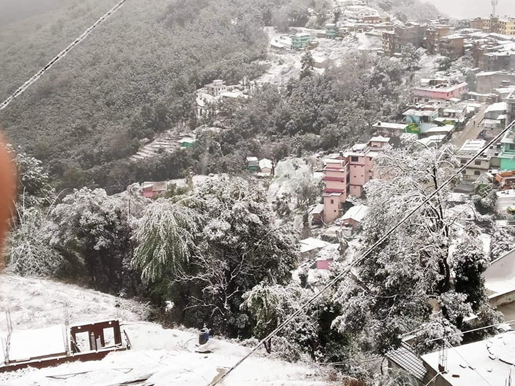 बाजुरामा हिमपात हुदाँ जनजीवन कष्टकर, किसान खुशी