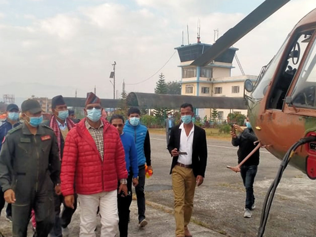 आगलागी पीडितका लागि राहत बोकेर मुगु पुगे मुख्यमन्त्री शाही