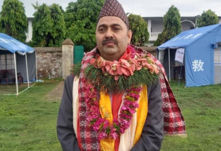 राष्ट्रिय सभामा निर्वाचित खिमलाल देवकोटाले सपथ लिँदै